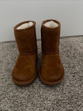 Koolaburra Toddler Suede Shearling Boot in Chestnut